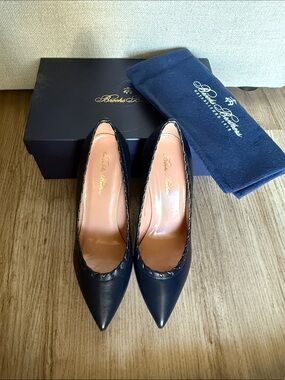 Brooks Brothers Navy Pointed Leather Pumps NEVER BEEN WORN. Size 9.